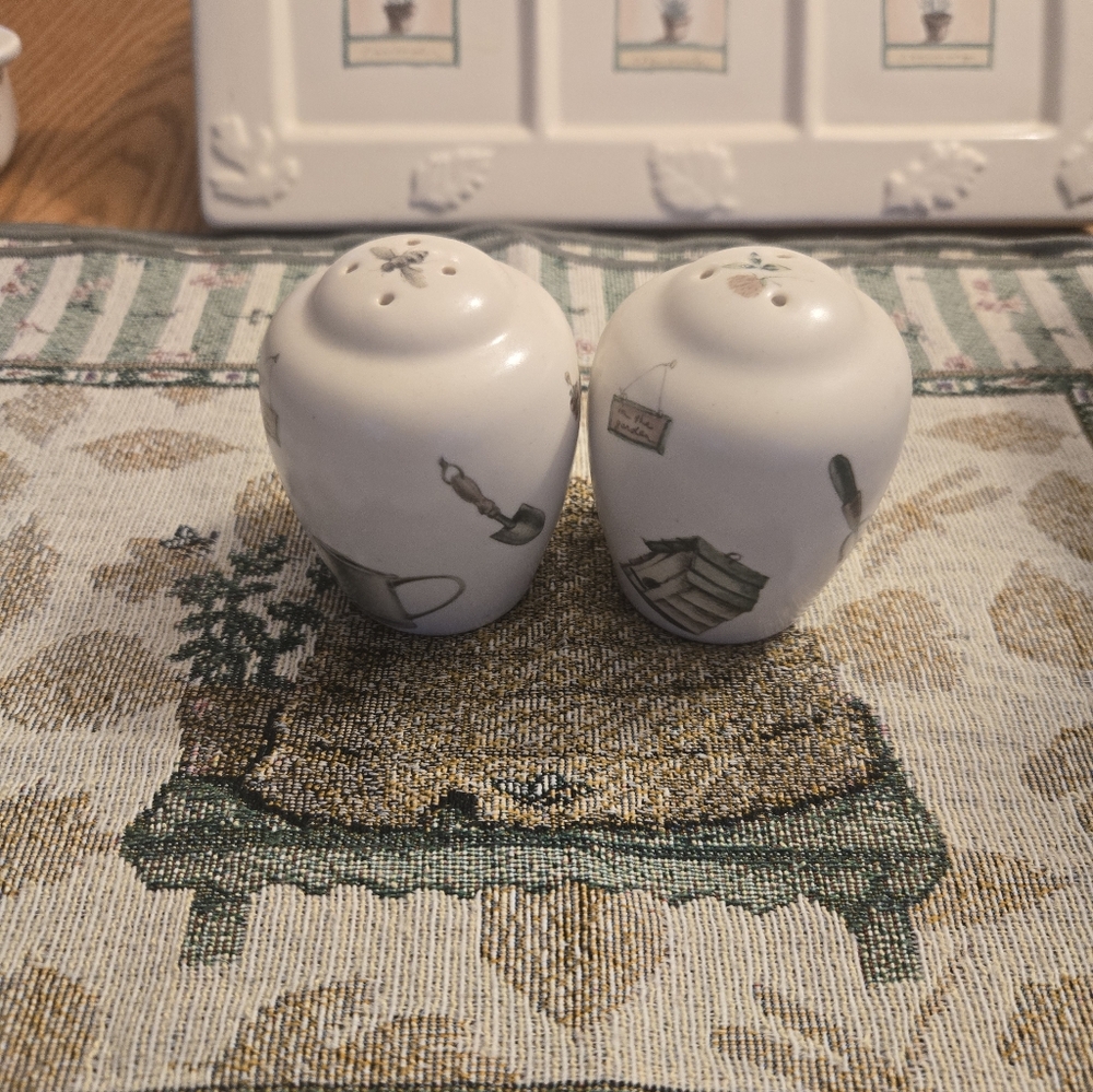 Pfaltzgraff Naturewood Salt And Pepper Shakers